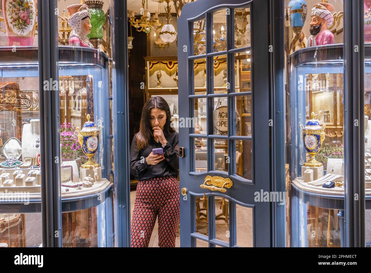 À l'intérieur du bazar égyptien dans le centre-ville d'Istanbul en Turquie le 5th avril 2023. Credit: SMP News / Alamy Live News Banque D'Images