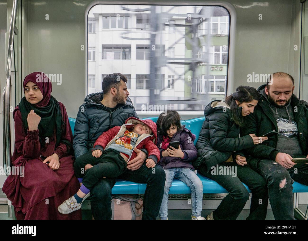 Personnes sur le train de la ville à Istanbul en Turquie le 5th mars 2023. Credit: SMP News / Alamy Live News Banque D'Images