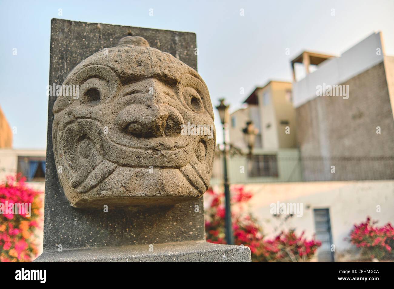 Chavin de Huantar, Pérou. montre la tête clouée, représentation sculptée dans la pierre, pré culture incan Banque D'Images