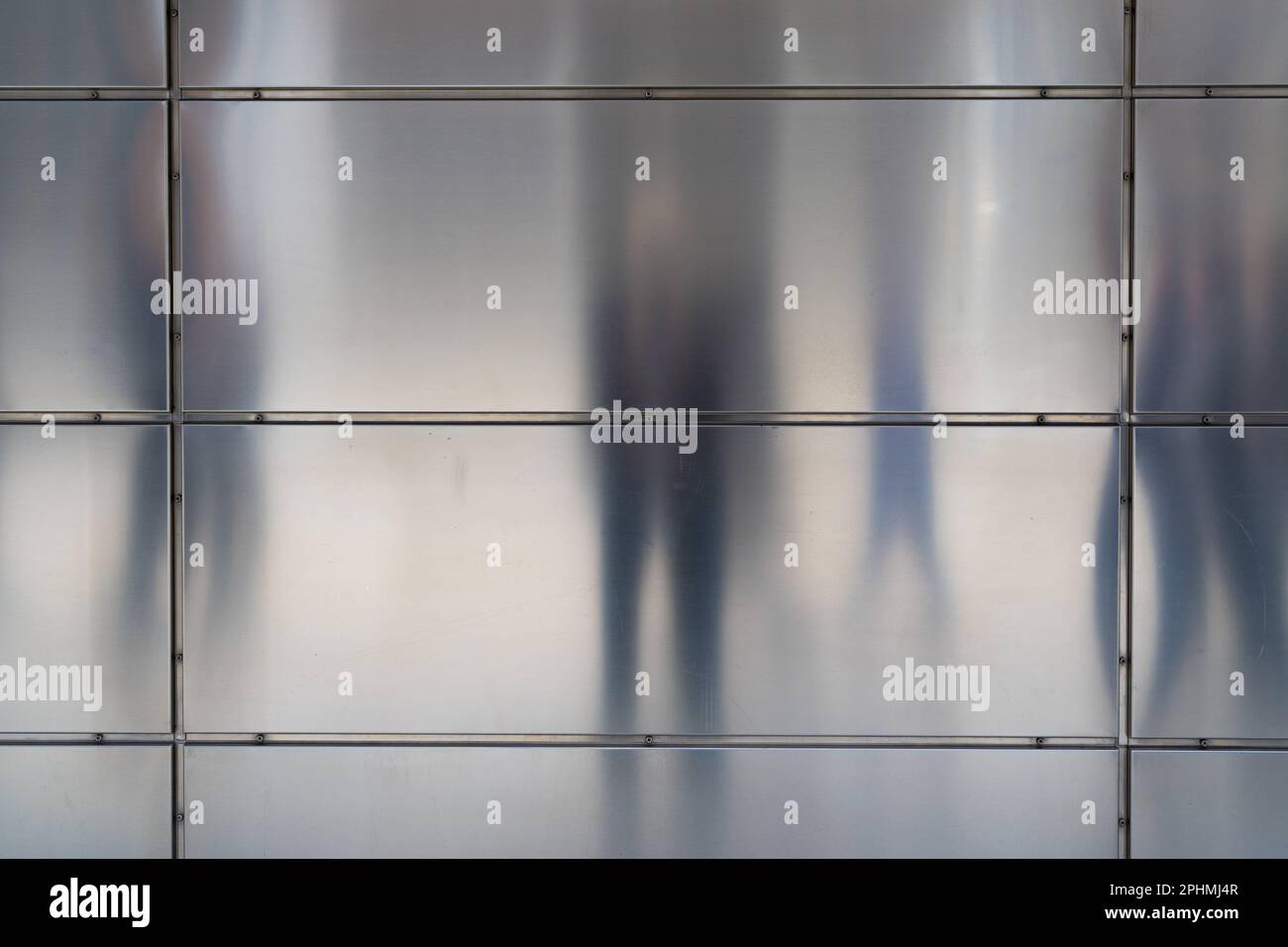 Sketchy ombres sur la façade métal mat d'un immeuble de bureaux dans la HafenCity, Hambourg. Banque D'Images