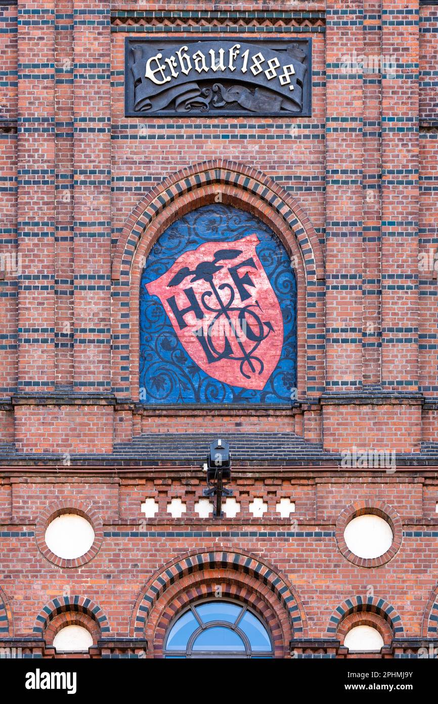 Speicherstadt, Hambourg, Allemagne, 10 mars 2018 : gros plan du Hamburger Freihafen-Lagerhaus Gesellschaft (HFLG) Crest avec 'Mercury and HIS Staff'. Banque D'Images