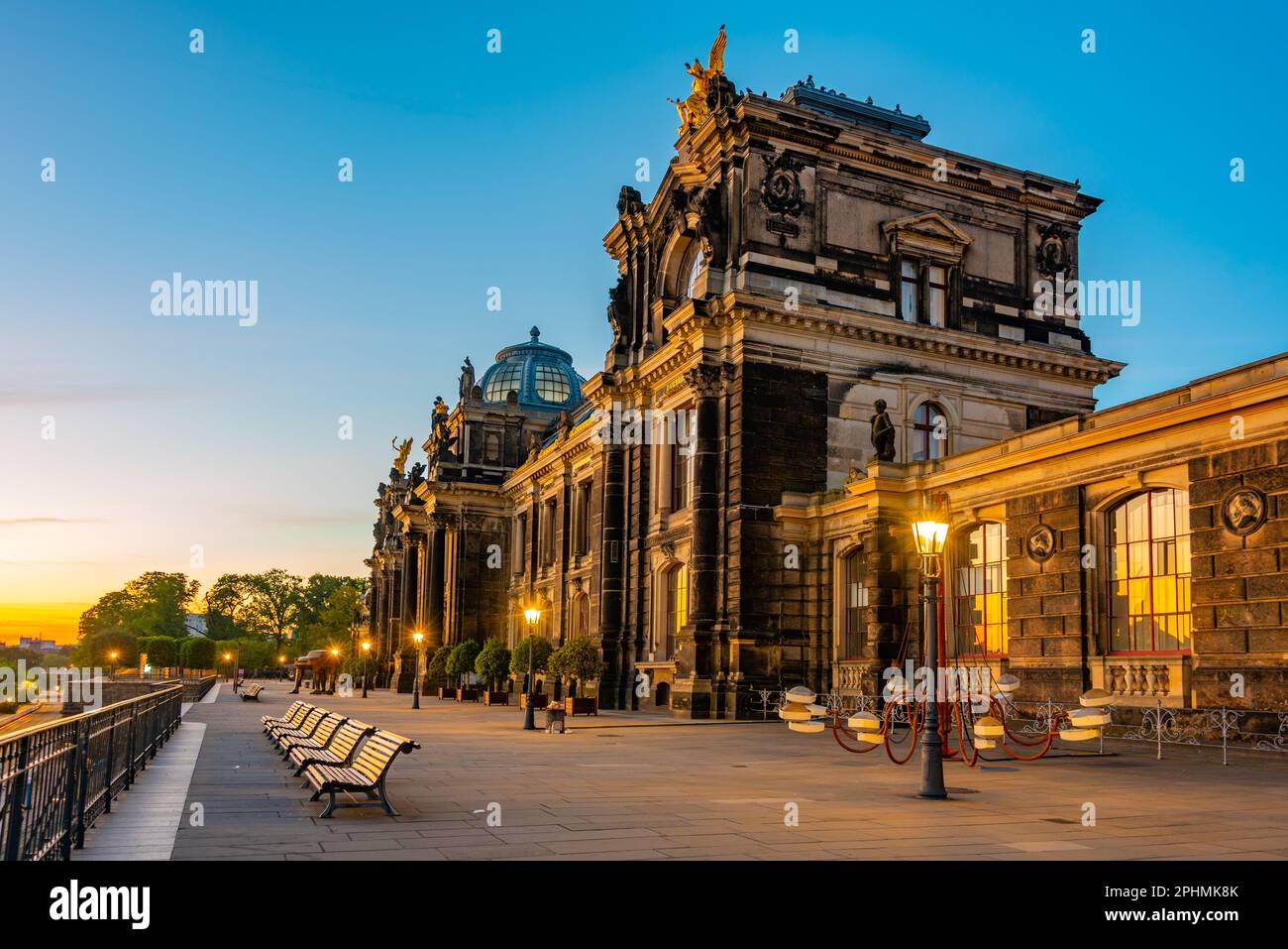 Vue sur le coucher du soleil de l'Académie des Beaux-Arts de Dresde, Allemagne. Banque D'Images