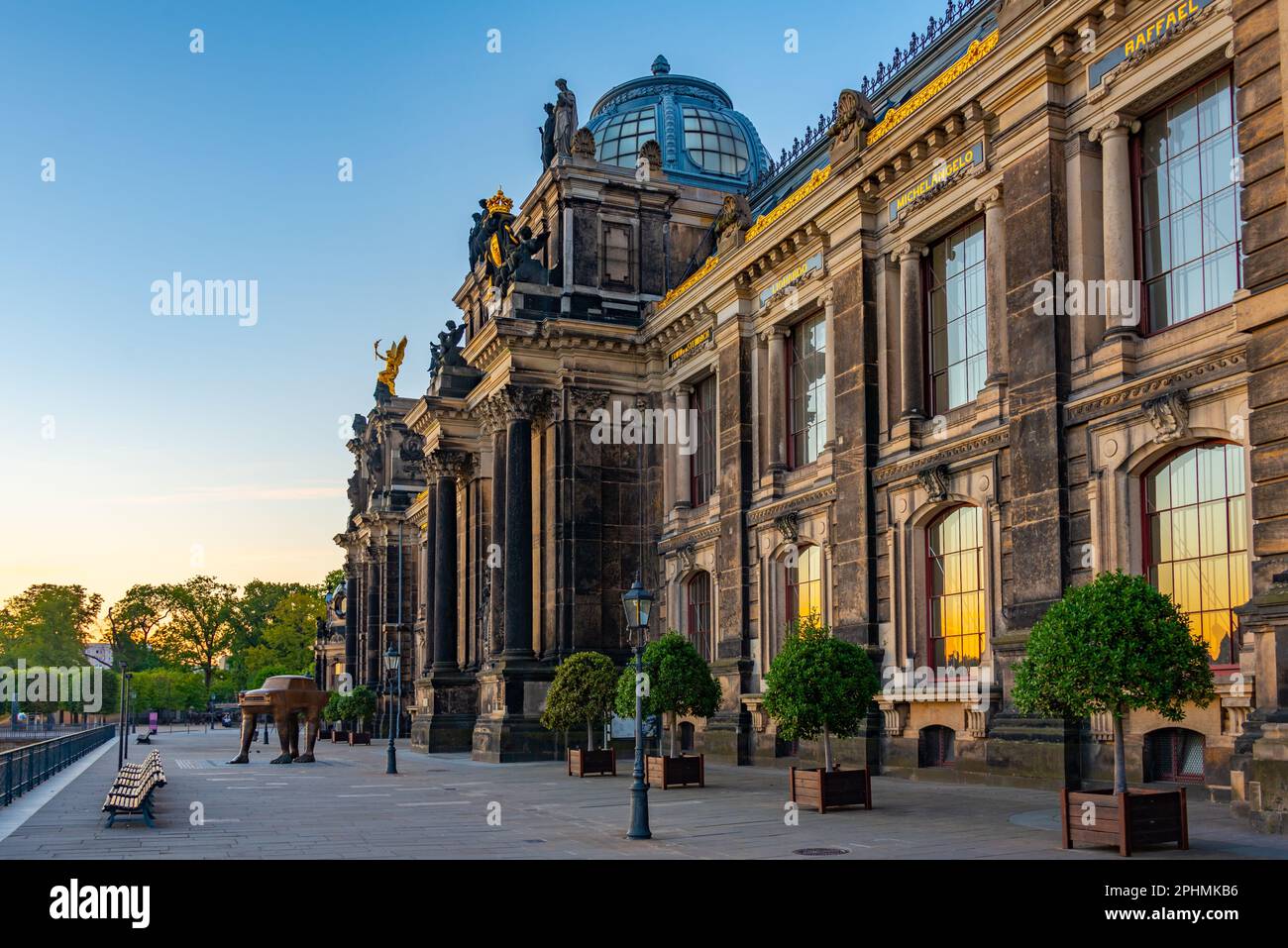 Vue au lever du soleil sur l'Académie des Beaux-Arts de Dresde, Allemagne. Banque D'Images