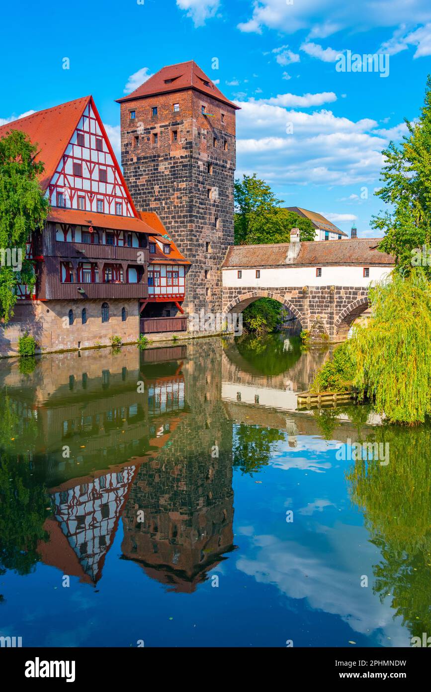 Vieille ville historique avec vue sur le bâtiment Weinstadel, le château d'eau, le pont Hencurbrücke et la tour Henkerturm à Nuremberg, en Allemagne. Banque D'Images