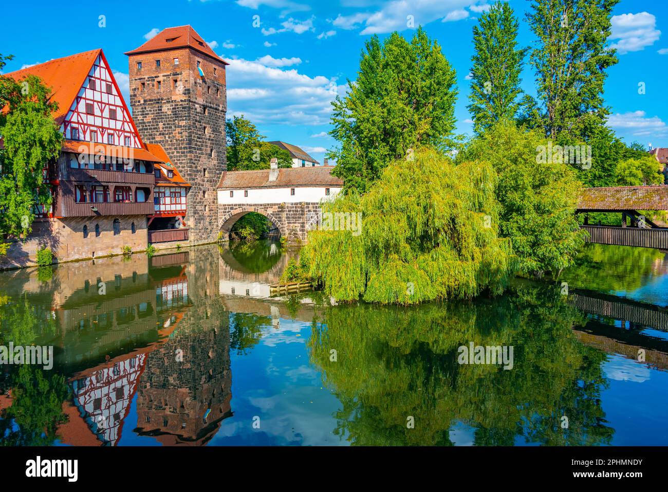 Vieille ville historique avec vue sur le bâtiment Weinstadel, le château d'eau, le pont Hencurbrücke et la tour Henkerturm à Nuremberg, en Allemagne. Banque D'Images