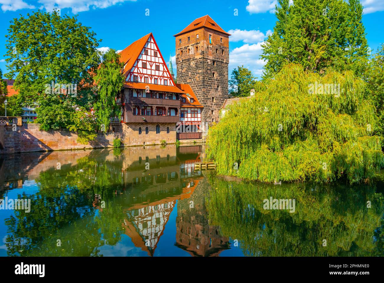 Vieille ville historique avec vue sur le bâtiment Weinstadel, le château d'eau, le pont Hencurbrücke et la tour Henkerturm à Nuremberg, en Allemagne. Banque D'Images