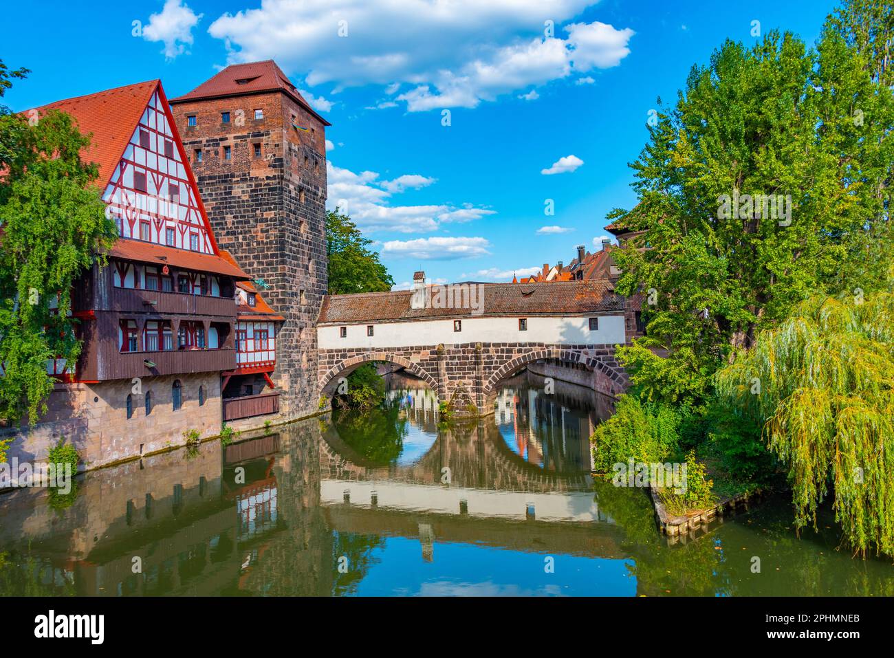 Vieille ville historique avec vue sur le bâtiment Weinstadel, le château d'eau, le pont Hencurbrücke et la tour Henkerturm à Nuremberg, en Allemagne. Banque D'Images