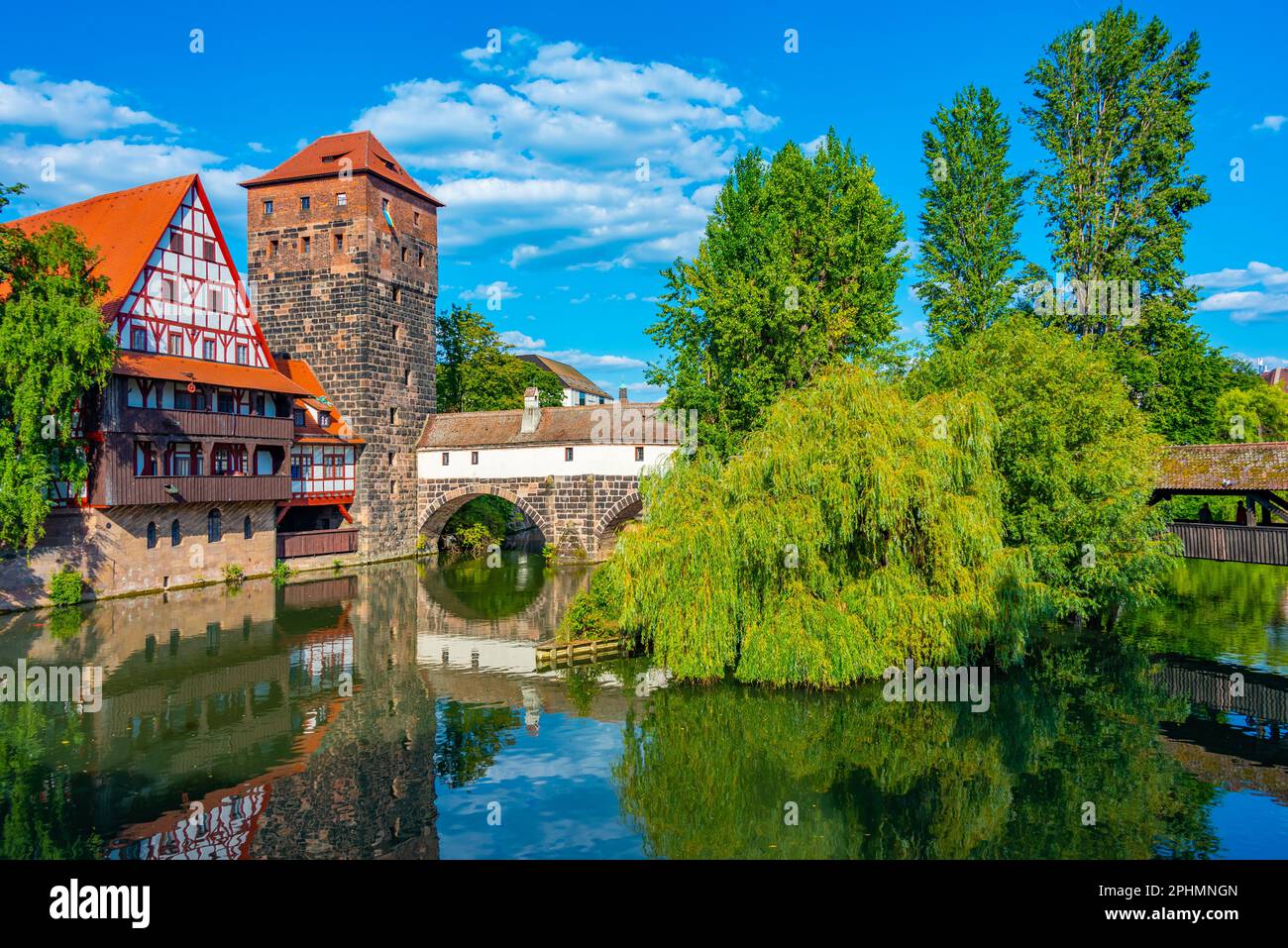 Vieille ville historique avec vue sur le bâtiment Weinstadel, le château d'eau, le pont Hencurbrücke et la tour Henkerturm à Nuremberg, en Allemagne. Banque D'Images