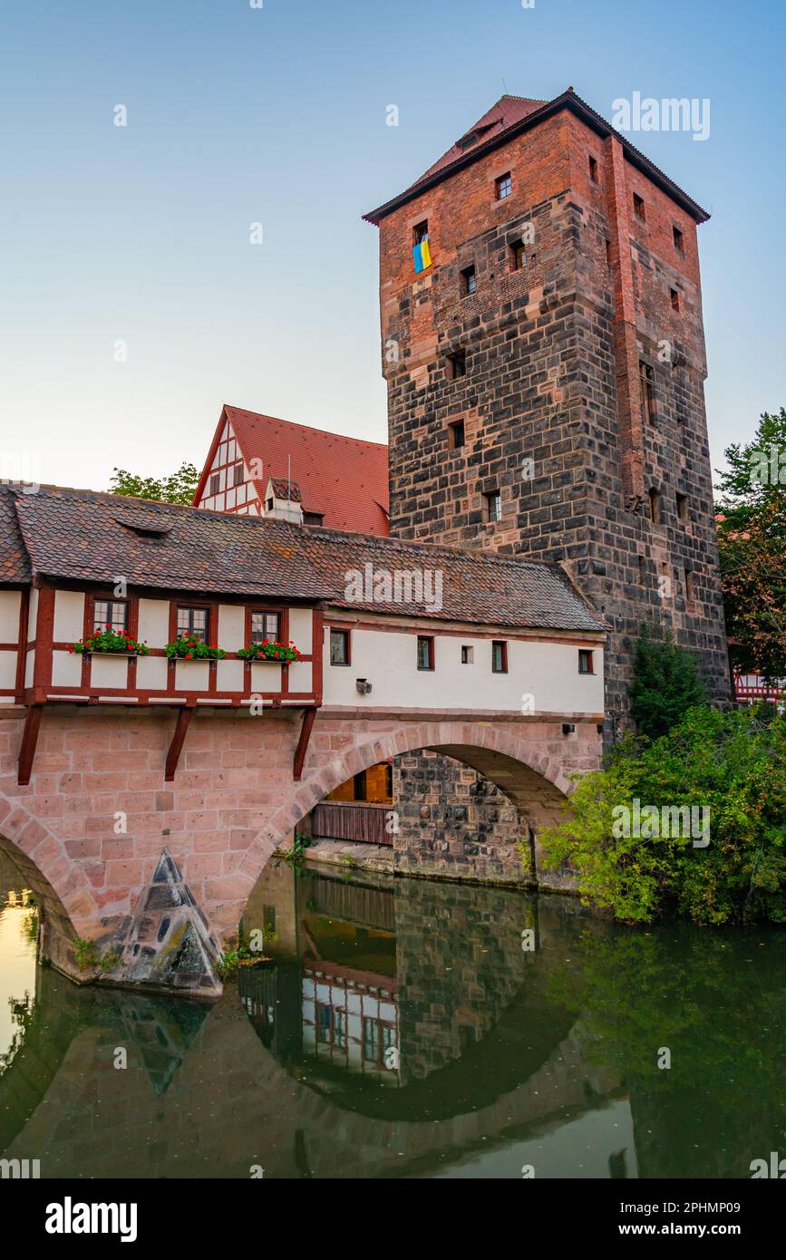 Vue au coucher du soleil sur le bâtiment Weinstadel, le château d'eau, le pont Hencurbrücke et la tour Henkerturm à Nuremberg, en Allemagne. Banque D'Images