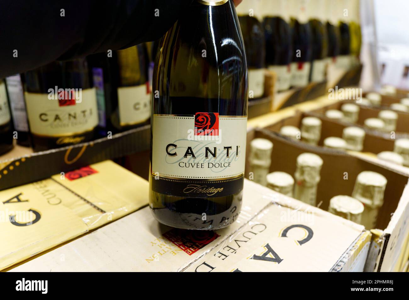 Tyumen, Russie-25 février 2023: Canti cuvee dolce Prosecco DOC. Produit ...
