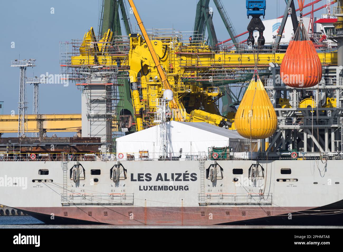 Gdansk, Pologne. 21 mars 2023. Chantier naval de Remontowa à Gdansk. Le navire de grue d'installation offshore les Alizes, propriété du Groupe belge Jan de Nul, est capa Banque D'Images