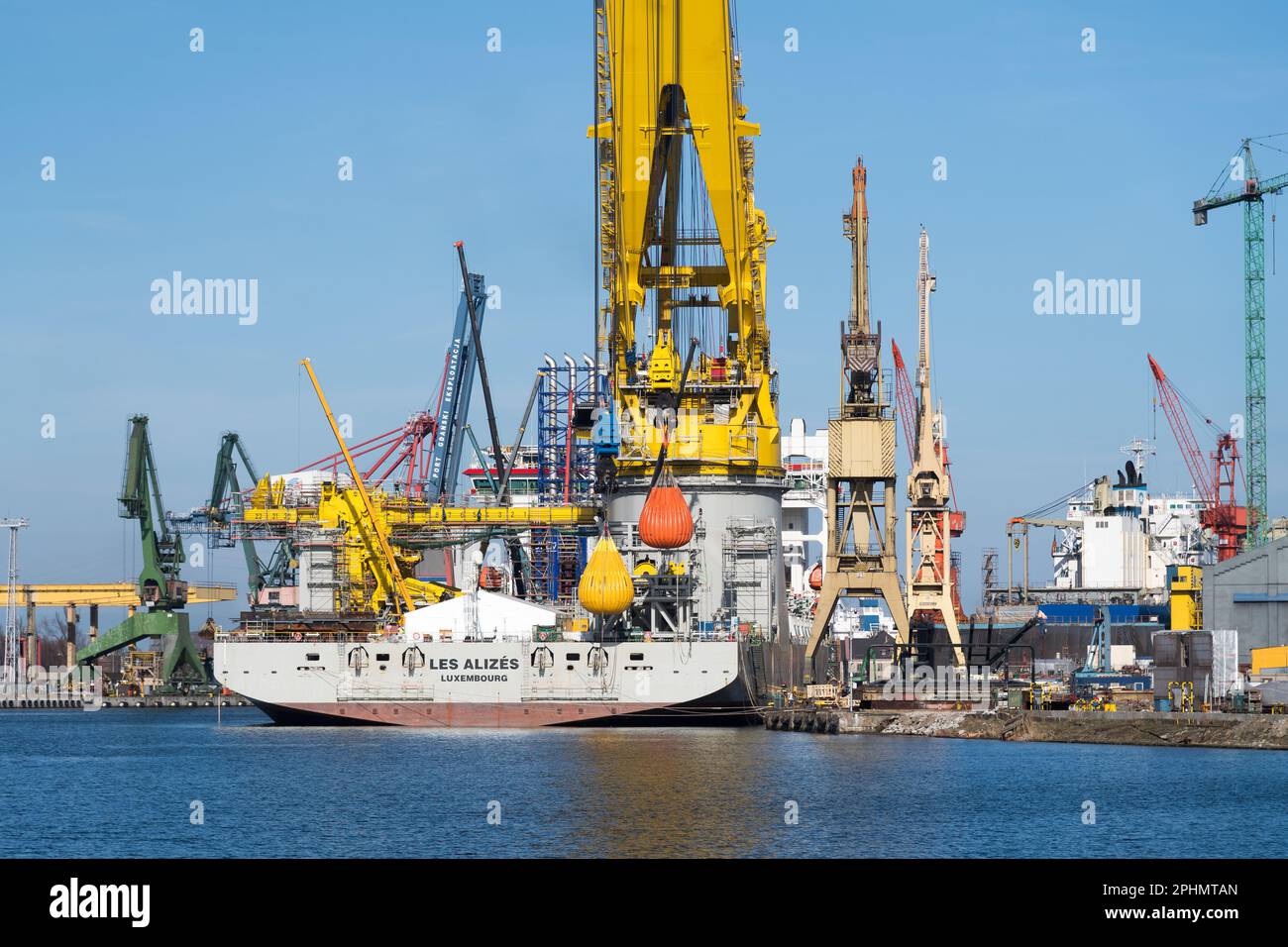 Gdansk, Pologne. 21 mars 2023. Chantier naval de Remontowa à Gdansk. Le navire de grue d'installation offshore les Alizes, propriété du Groupe belge Jan de Nul, est capa Banque D'Images