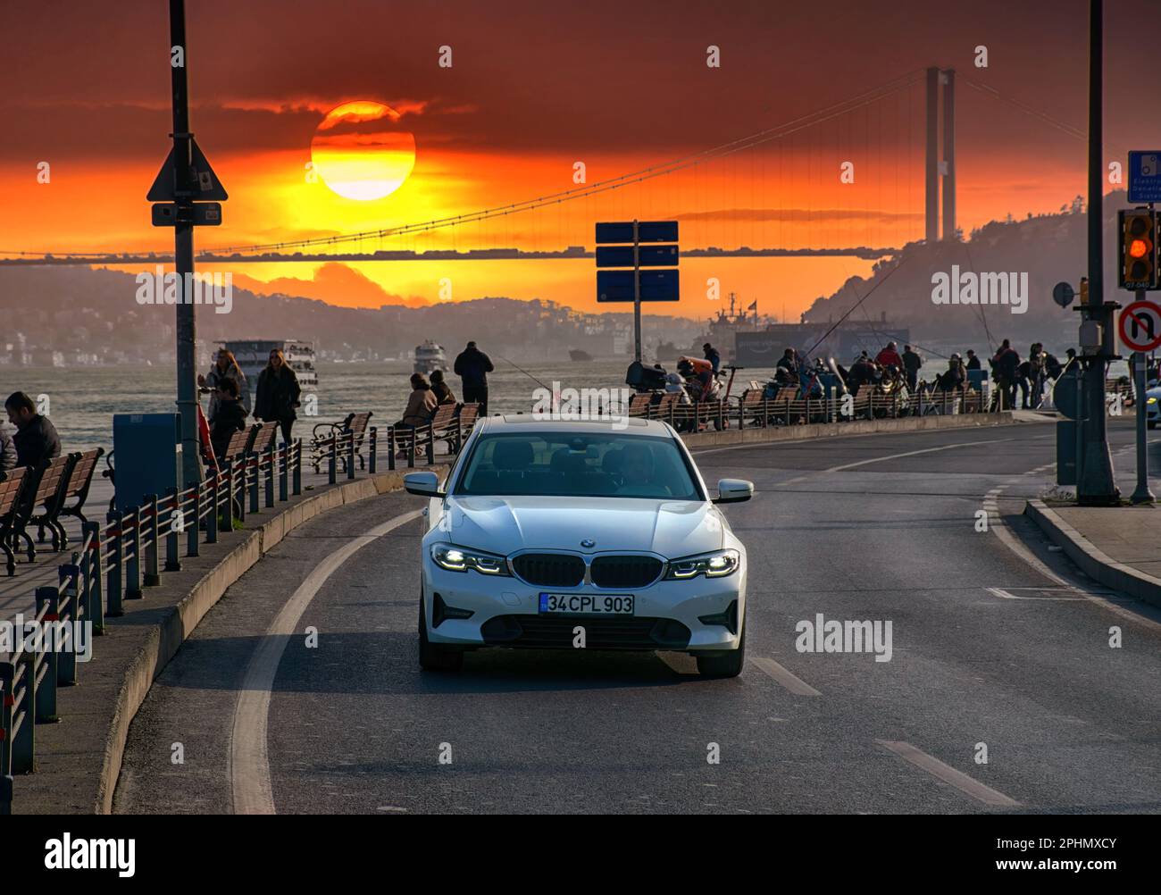 BMW 330E est en visite de la ville. BMW 330E se déplaçant sur le Bosphore d'Istanbul. Banque D'Images
