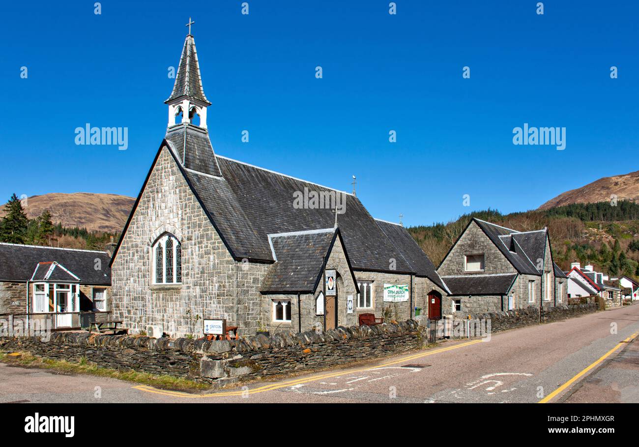Vue sur le village de Glencoe sur la rue Gleann Comhann et l'église St Marys Banque D'Images