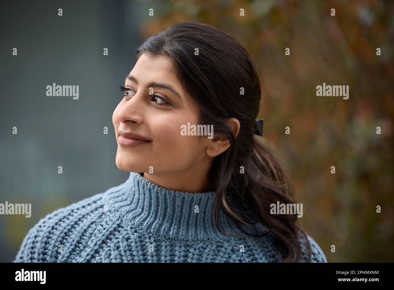 Tête et épaules Portrait de la belle et naturelle femme d'Asie du Sud en plein air Banque D'Images