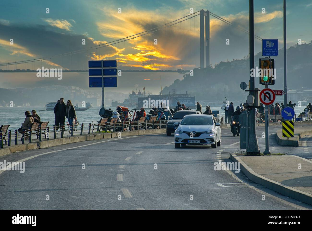 La berline Renault Megane est en visite de la ville. Renault Megane Berline se déplaçant sur le Bosphore d'Istanbul. Banque D'Images