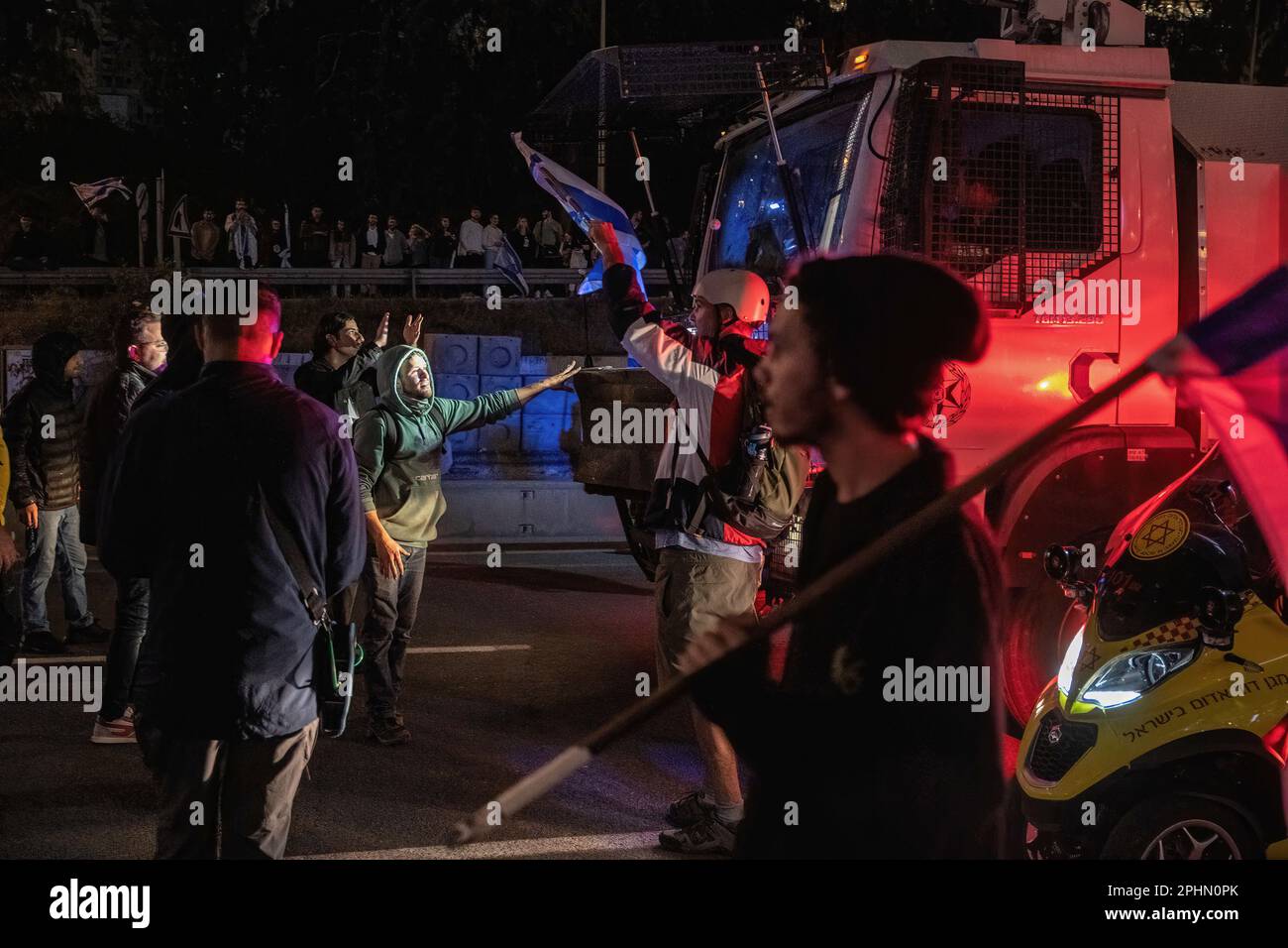 25 mars 2023, tel Aviv, Israël : des manifestants anti-réformes bloquent un canon à eau de la police lors d'une manifestation anti-réforme à tel Aviv. Plus de 230 000 personnes protestent à tel Aviv contre le gouvernement d'extrême-droite de Netanyahou et sa réforme juridique controversée. (Credit image: © Matan Golan/SOPA Images via ZUMA Press Wire) USAGE ÉDITORIAL SEULEMENT! Non destiné À un usage commercial ! Banque D'Images