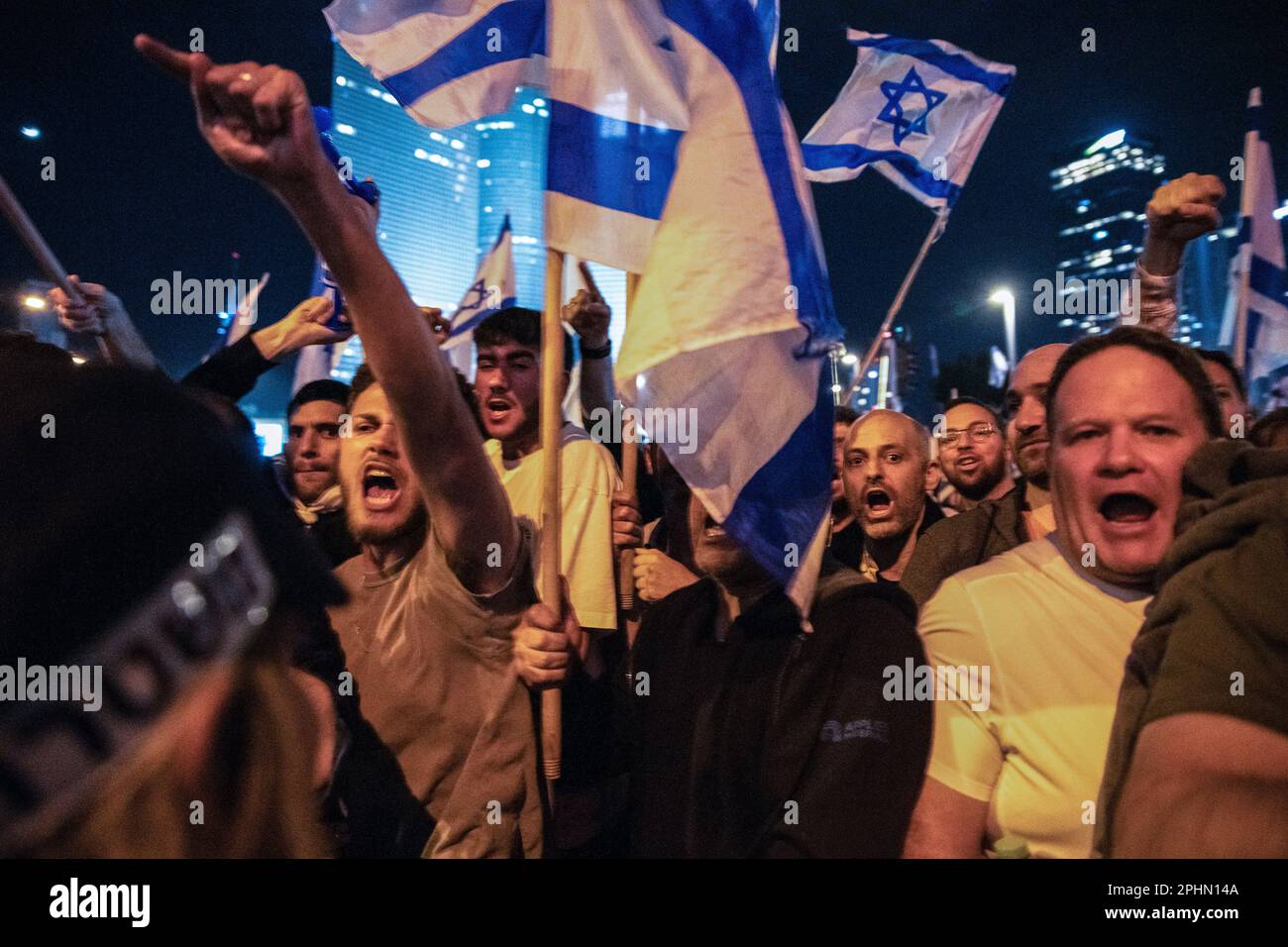 25 mars 2023, tel Aviv, Israël : des manifestants anti-réformes criaient devant des militants pro-réformes lors d'une manifestation anti-réforme à tel Aviv. Plus de 230 000 personnes protestent à tel Aviv contre le gouvernement d'extrême-droite de Netanyahou et sa réforme juridique controversée. (Credit image: © Matan Golan/SOPA Images via ZUMA Press Wire) USAGE ÉDITORIAL SEULEMENT! Non destiné À un usage commercial ! Banque D'Images