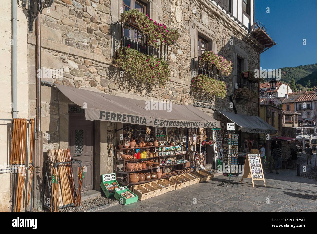 Quincaillerie, appareils électriques, ustensiles de cuisine, artisanat, forgeage, vannerie, Souvenir, Gutierrez Fernandez dans la ville de Potes, Cantabrie, Espagne. Banque D'Images