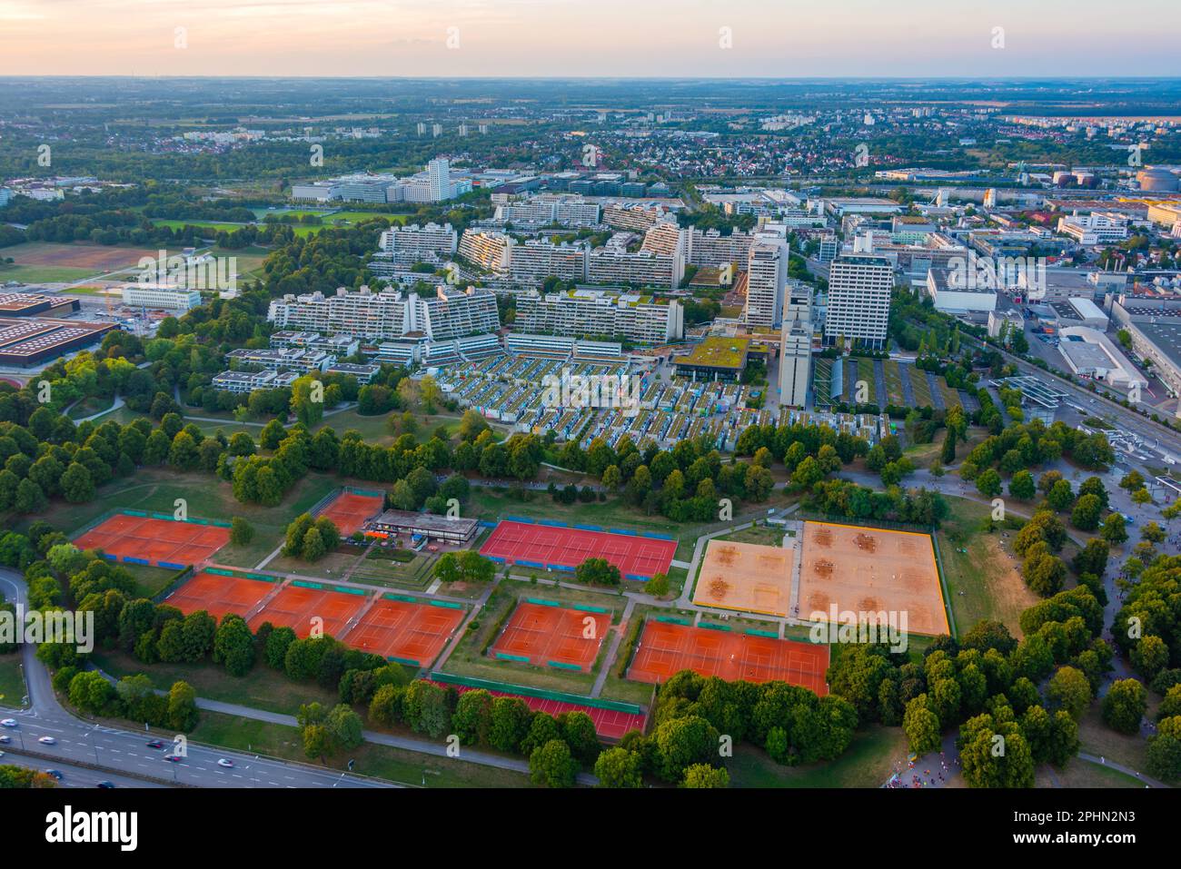Coucher de soleil vue aérienne du quartier résidentiel et des courts de tennis à München, Allemagne. Banque D'Images