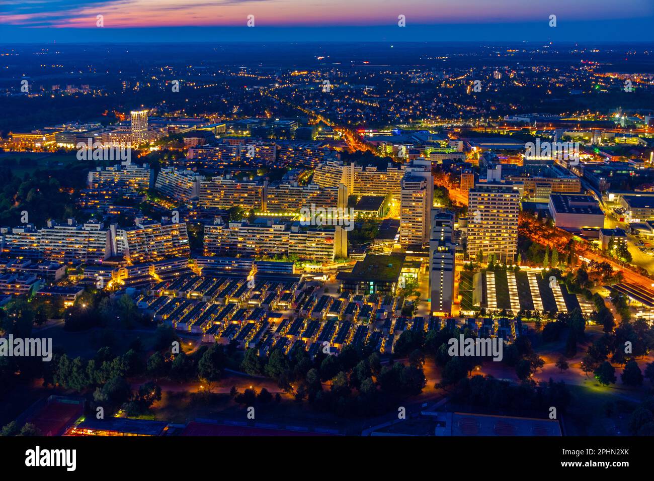 Coucher de soleil vue aérienne du quartier résidentiel et des courts de tennis à München, Allemagne. Banque D'Images
