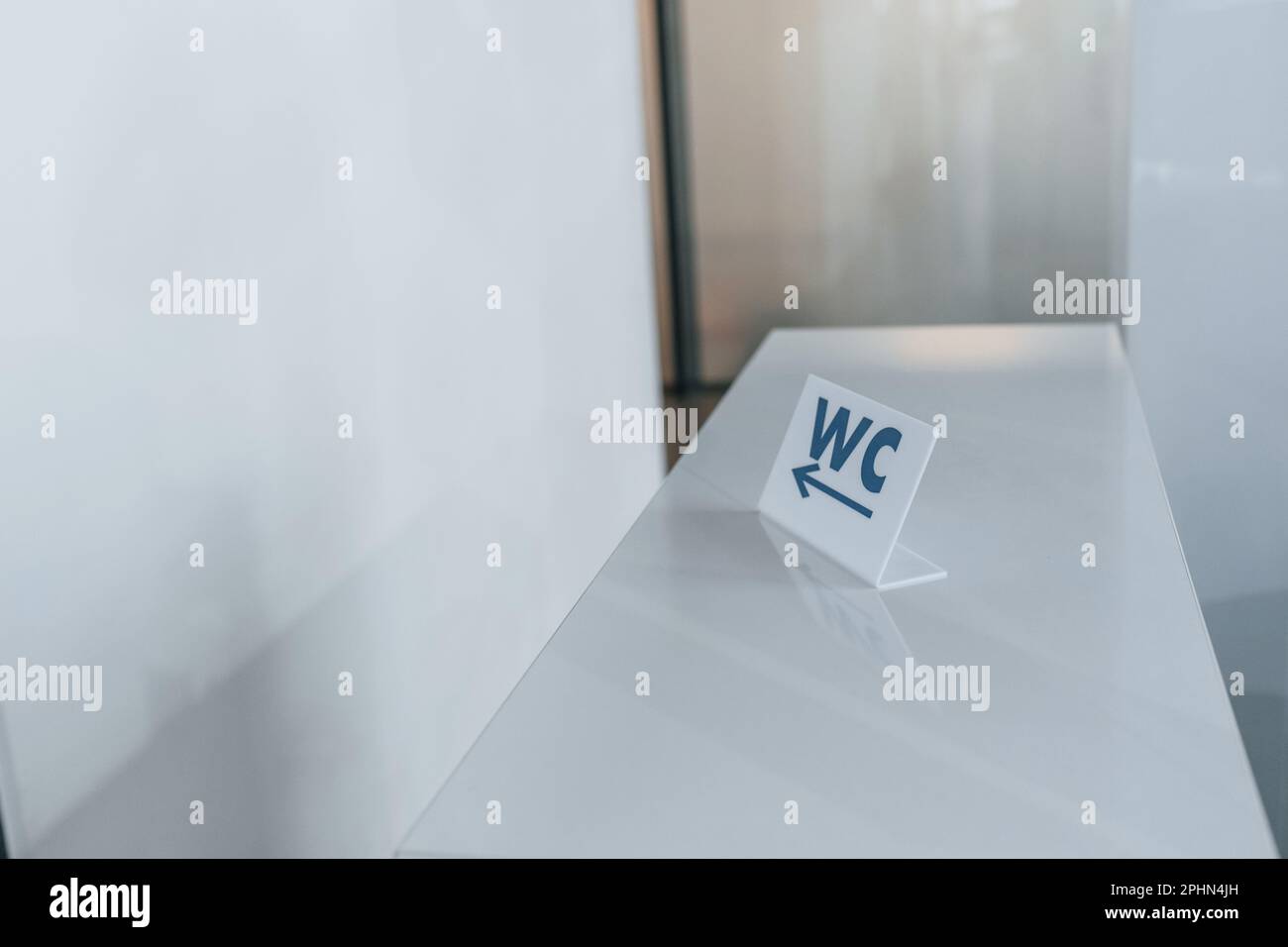 Affiche avec des mots de toilette sur elle montrant la direction vers les toilettes à l'intérieur Banque D'Images