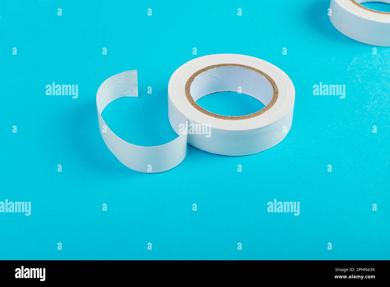 Ruban électrique blanc, rouleaux de ruban adhésif pour conduit en plastique, rubans adhésifs de couleur sur fond bleu Banque D'Images