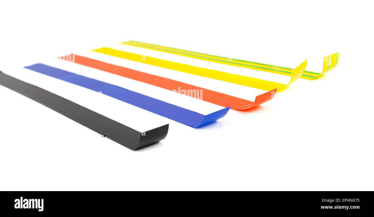 Lignes de ruban électrique bleu rouge isolées, rouleaux de ruban de conduit en plastique, bandes adhésives de couleur sur fond blanc Banque D'Images