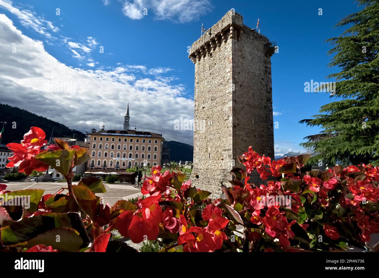 Enego: La tour médiévale Scaliger et la place du village. Sette Comuni, Vicenza, Vénétie, Italie. Banque D'Images