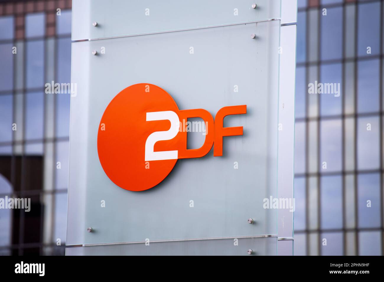 Gros plan du logo ZDF au centre de radiodiffusion 2 à Mayence Banque D'Images