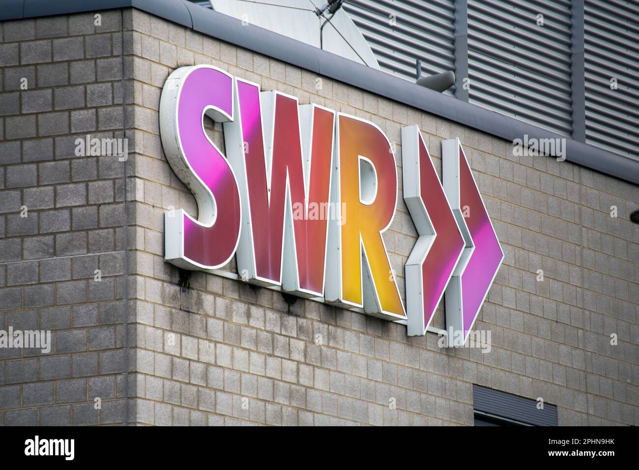 Gros plan du logo SWR sur le Funkthaus à fort Gonsenheim à Mayence Banque D'Images