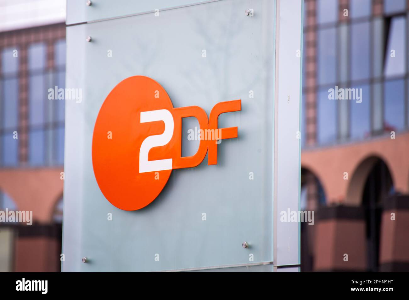 Gros plan du logo ZDF au centre de radiodiffusion 2 à Mayence Banque D'Images