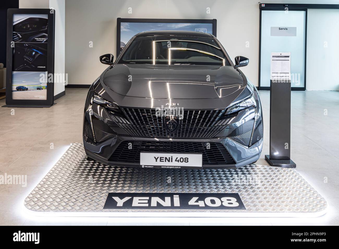 Istanbul Türkiye - 24 Mart 2023 ; Nouvelle voiture hybride enfichable Peugeot 2023 408 présentée. Banque D'Images