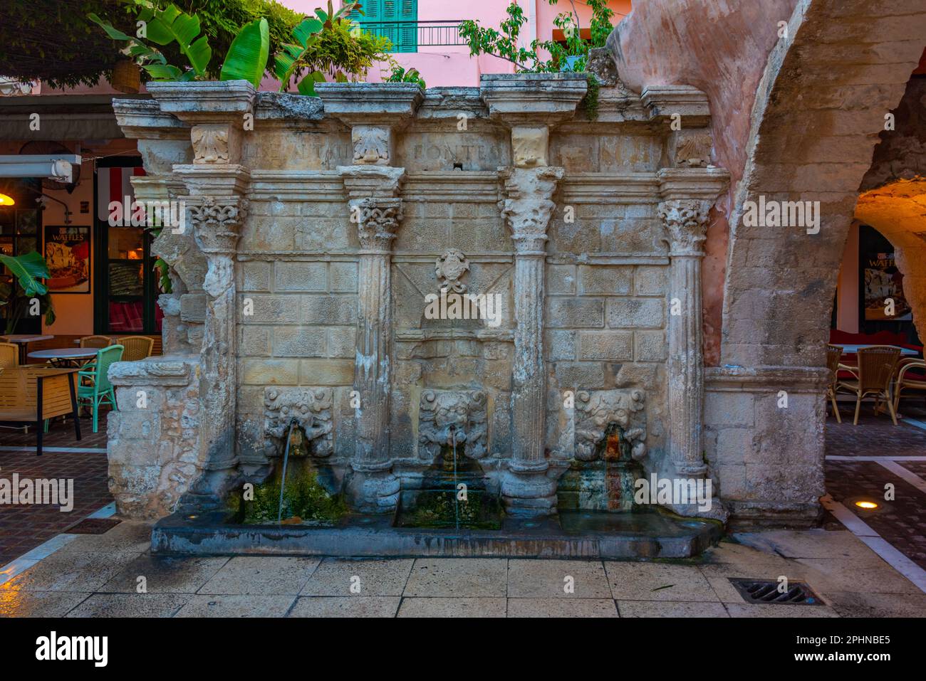 Fontaine de Venise de Rimondi à la ville grecque de Rethimno, Crète. Banque D'Images