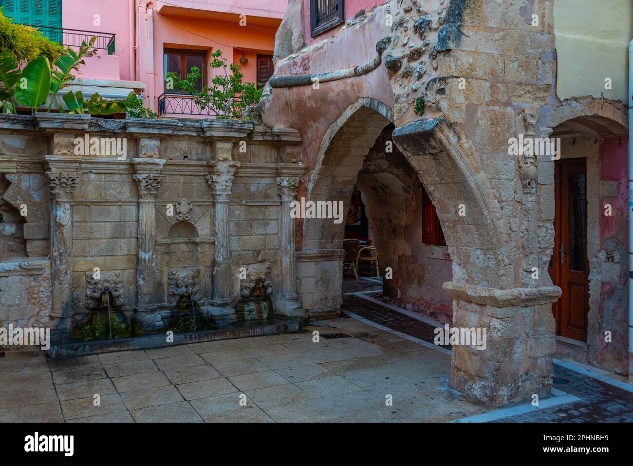 Fontaine de Venise de Rimondi à la ville grecque de Rethimno, Crète. Banque D'Images