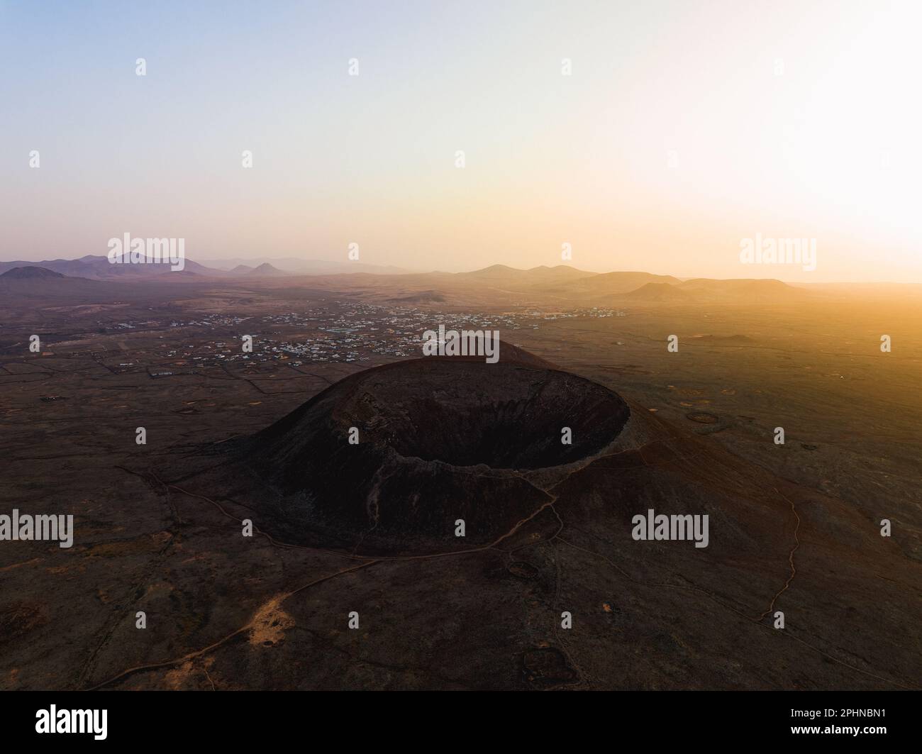 Vue d'en haut, vue aérienne stupéfiante de Calderon Hondo pendant un beau lever de soleil. Calderon Hondo est une caldeira volcanique dans le pays de Fuerteventura Banque D'Images