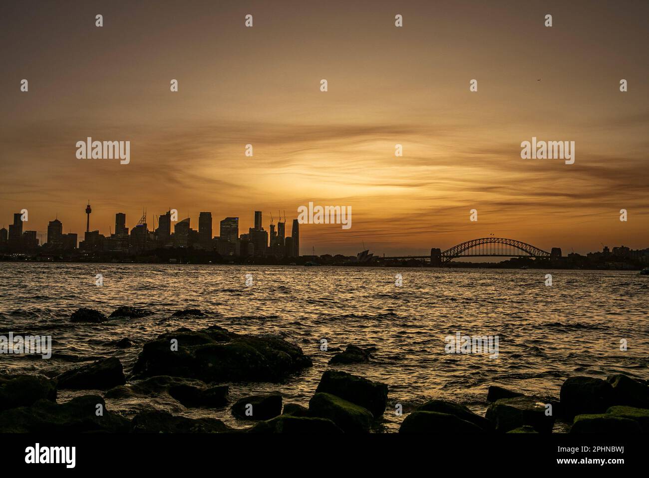 Vue sur Sydney au coucher du soleil avec une silhouette d'Opéra, de Harbour Bridge, de Sydney Tower Eye et d'autres bâtiments importants de la ville. Banque D'Images