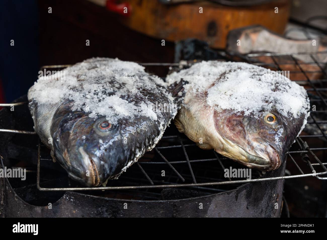 Le poisson barbecue en croûte de sel est populaire dans la rue en Thaïlande. Le poisson est masqué avec du sel et prêt à être grillé Banque D'Images