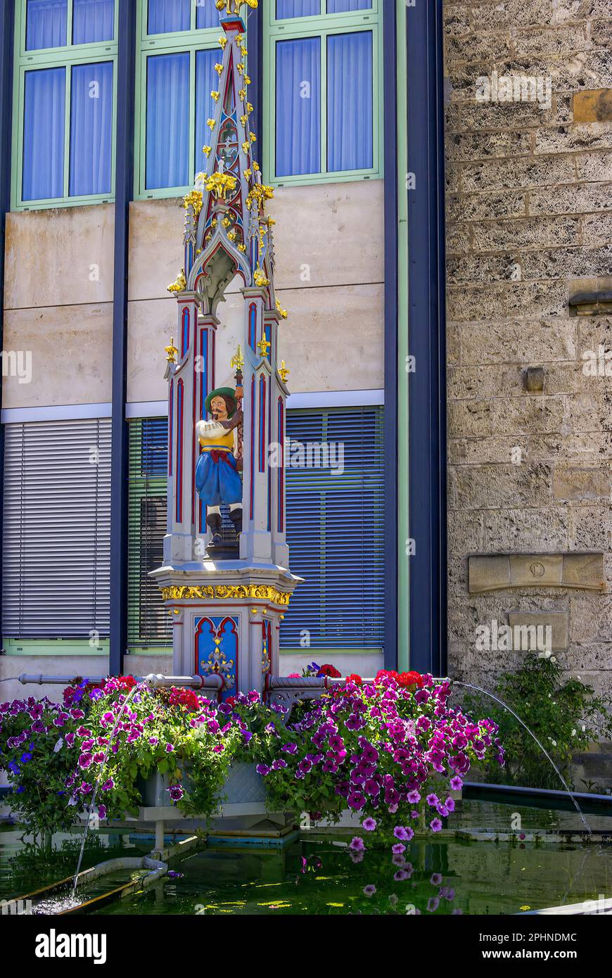 Fontaine de Lammbrunnen avec figure de Landsknecht, fontaine de ville historique sur le marché de Dettingen an der Erms, Bade-Wurtemberg, Allemagne. Banque D'Images