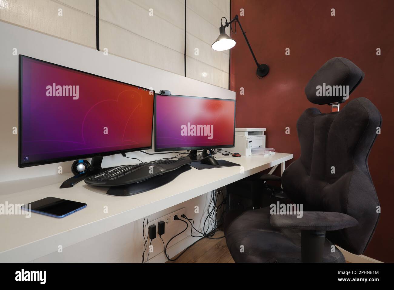 ESPACE DE travail avec deux moniteurs et fauteuil à la maison Banque D'Images