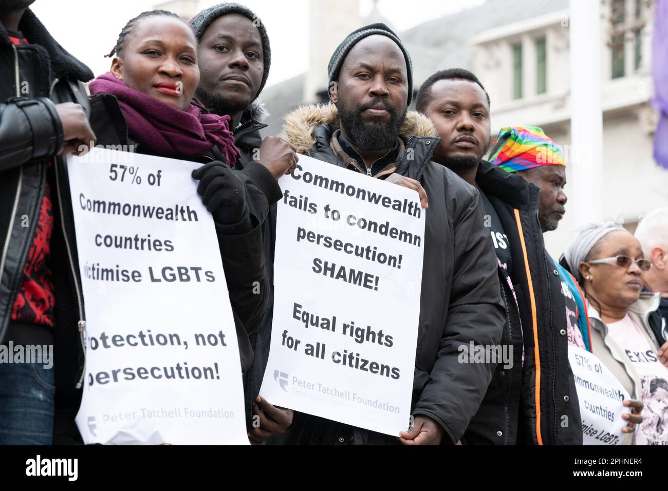 Londres, Royaume-Uni. 13 mars 2023. Les militants de la Fondation Peter Tatchell tiennent une démonstration des droits des LGTB+ près de l'abbaye de Westminster pendant le Commonwealth Day Service. Banque D'Images