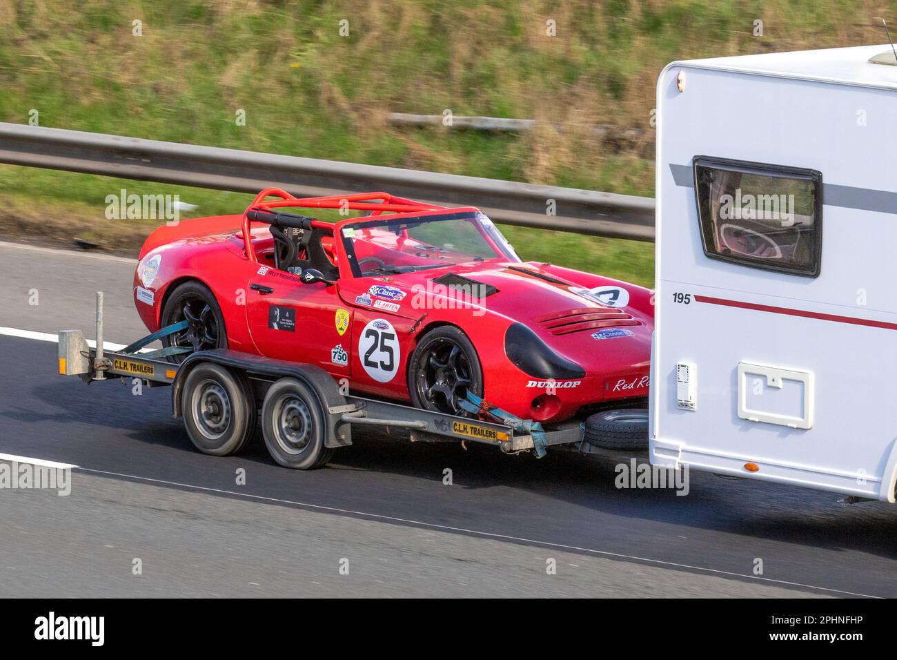 Voiture de sport rouge No. 25 Red Racing, Billy Thompson véhicules de conducteur de sports automobiles, voyageant sur l'autoroute M6, Royaume-Uni Banque D'Images