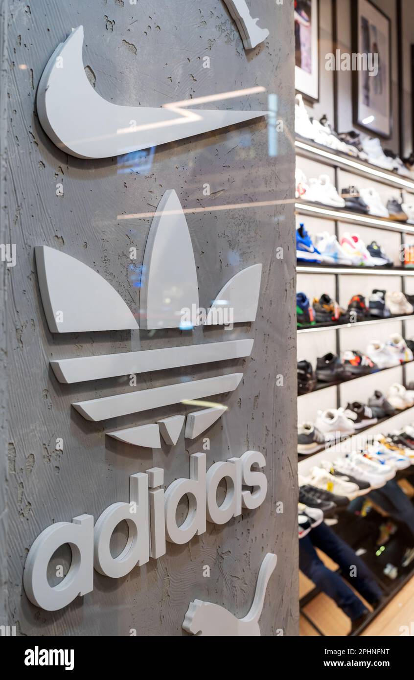 Nike et Adidas Logos des marques populaires de chaussures et de