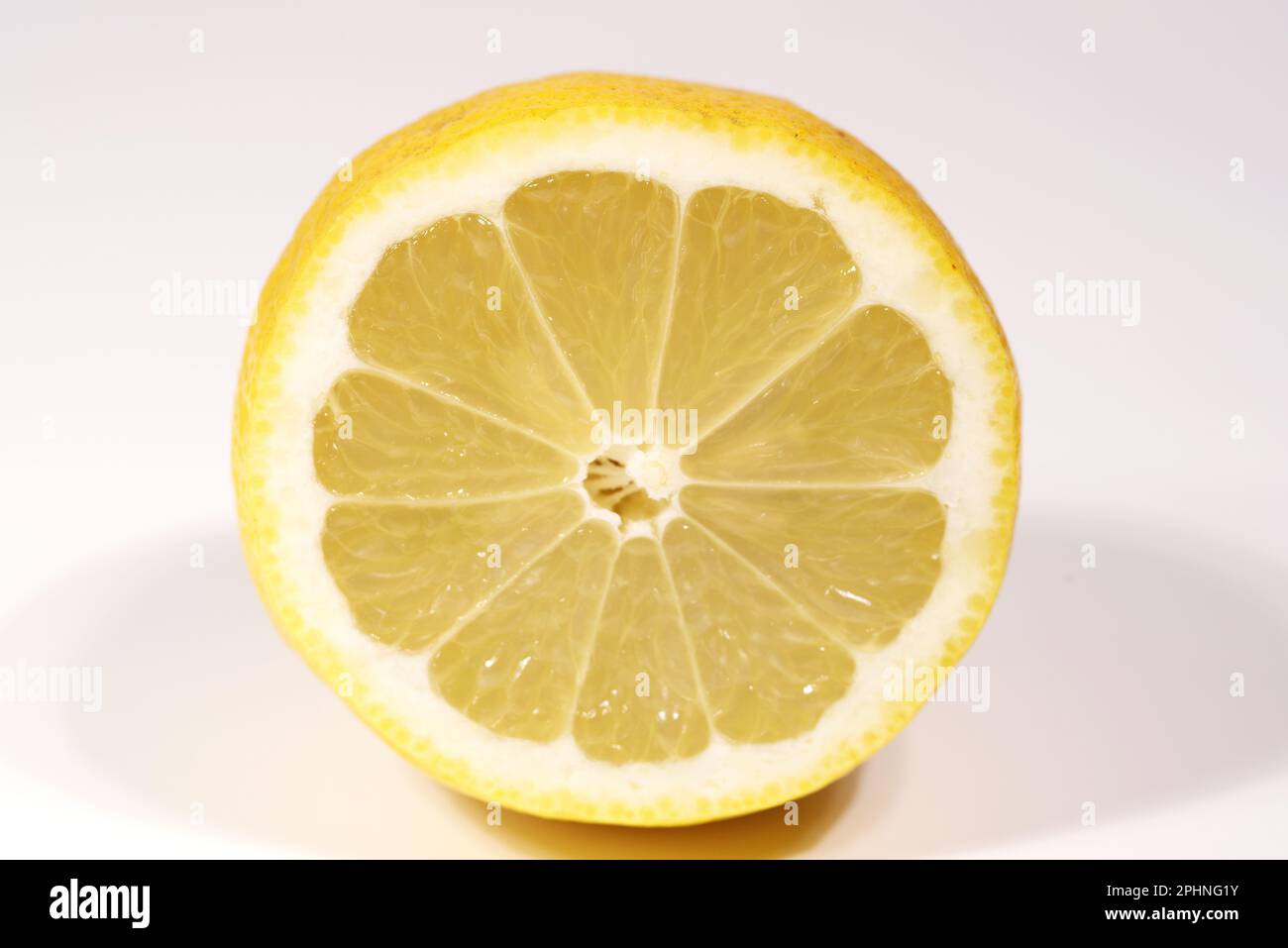 foto macro di un bel limone tagliato a metà, primo piano di un limone Banque D'Images
