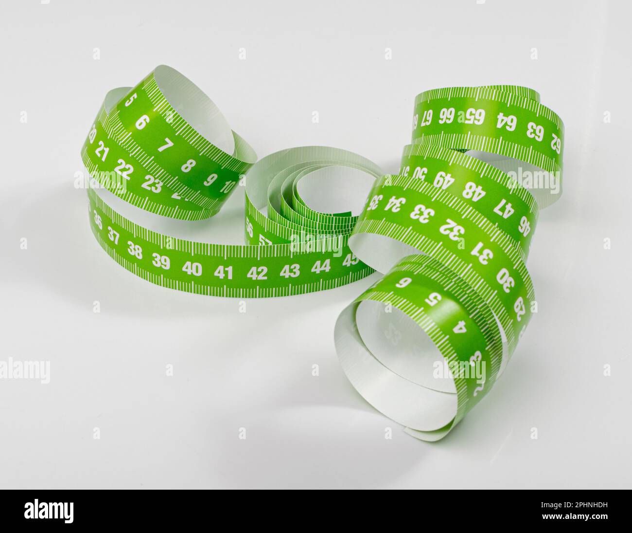 Ruban de mesure, rubans de mesure verts, couture de ruban métrique sur fond blanc Banque D'Images