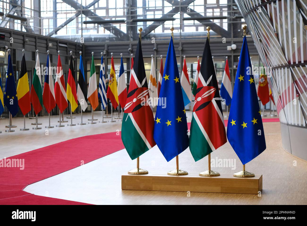 Bruxelles, Belgique. 29th mars 2023. Les drapeaux de l'UE et du Kenya se tiennent avant une réunion au Conseil européen de Bruxelles, en Belgique, sur 29 mars 2023. Crédit: ALEXANDROS MICHAILIDIS/Alamy Live News Banque D'Images