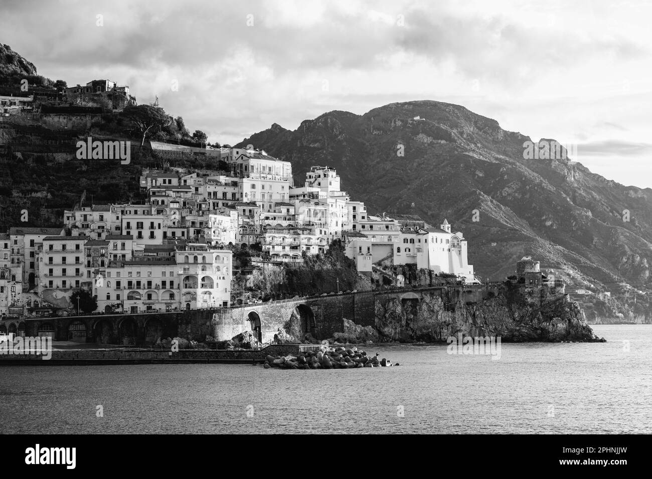 vue sur amalfi, la côte amalfitaine, la cathédrale, la mer, la tranquillité de la côte amalfitaine et les symboles de la culture méditerranéenne, naples, salerno, positano. Banque D'Images