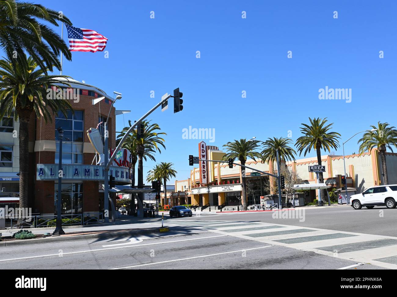 BREA, CALIFORNIE - 28 MARS 2023 : Rubys American Diner et Edwards Cinemas dans le centre-ville de Brea. Banque D'Images