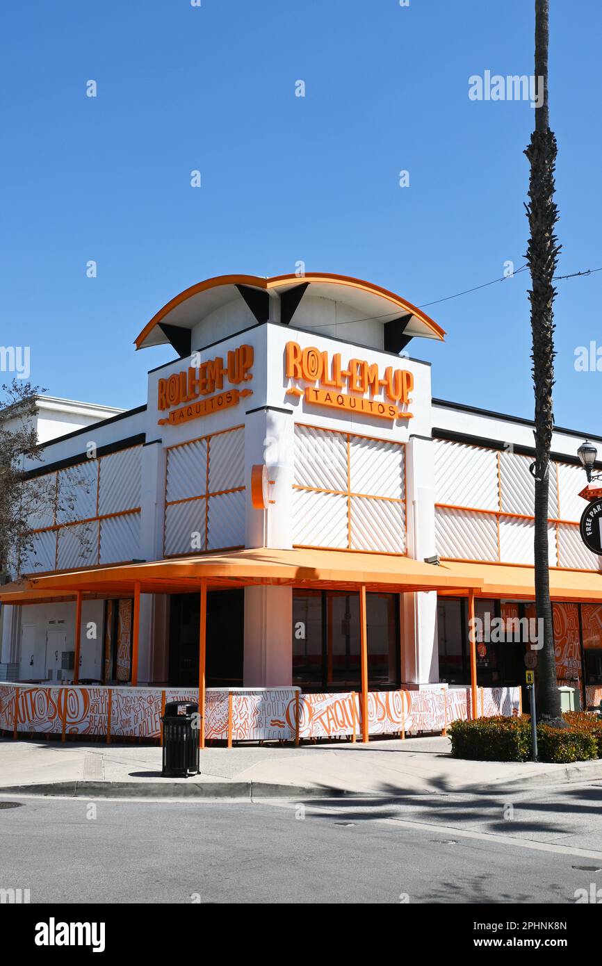 BREA, CALIFORNIE - 28 MARS 2023 : gros plan du panneau au restaurant Roll-EM-Up Taquitos de Downton Brea. Banque D'Images