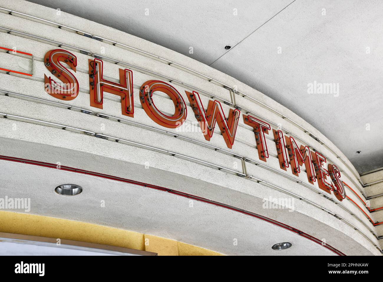 BREA, CALIFORNIE - 28 MARS 2023 : gros plan du panneau de néon Show Time sur l'ancien théâtre Edwards Cinemas West dans le centre-ville de Brea. Banque D'Images